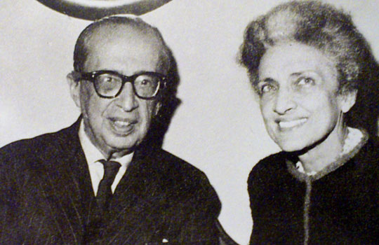 Cecília ao lado do poeta Manuel Bandeira.