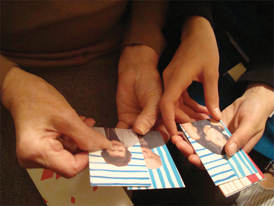 Jogo de cartas criado para a avó estimula a memória.