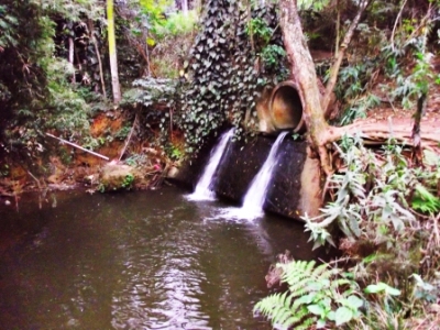 Cachoeira mais próxima da comunidade recebe esgotos de bairros vizinhos.