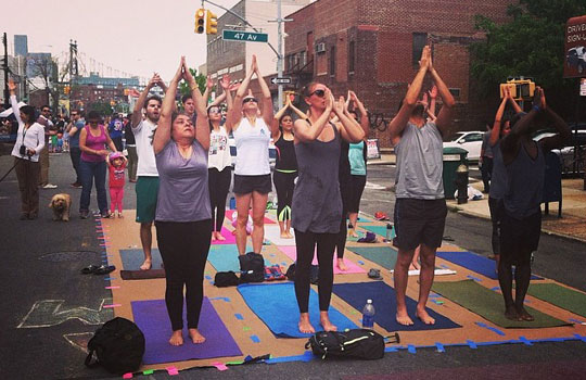 PPS ocupa rua de Long Island City (NY) com ioga.