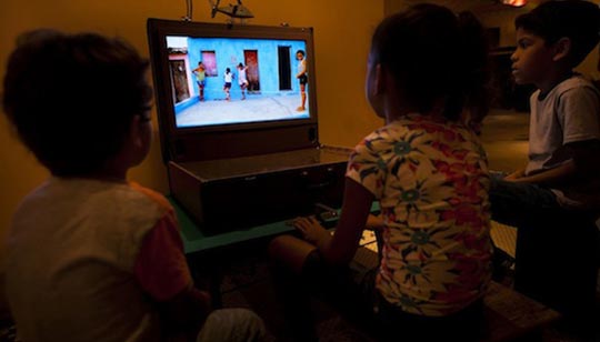Crianças assistem aos documentários do projeto na exposição Infâncias, no FIL (Festival Internacional de Intercâmbio de Linguagens), no Rio de Janeiro.