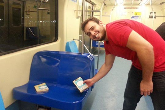 Para incentivar a leitura no transporte público, Fernando "esquece" livros em cima dos bancos.