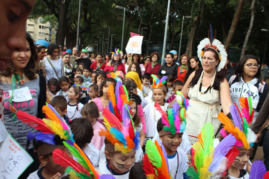 Cortejo Poetico leva crianças às ruas de São Paulo.