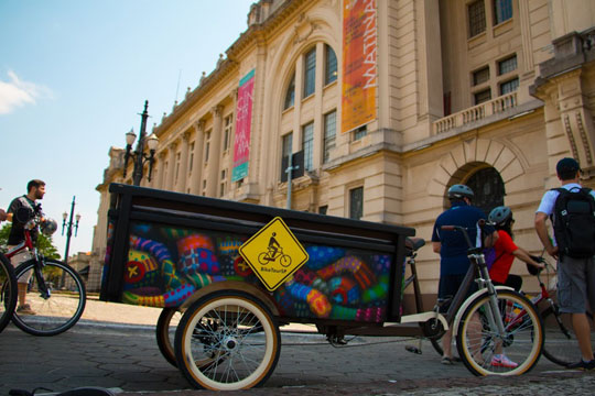 O Bike Tour SP disponibiliza passeios ciclísticos gratuitos para os interessados em pedalar e conhecer melhor as histórias de seis diferentes territórios da capital paulista.