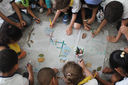 Durante duas semanas, parceria entre EMEI Antônio Amaral e Coletivo Apé levou cerca de 180 crianças para conhecer a vida do bairro com os próprios olhos.