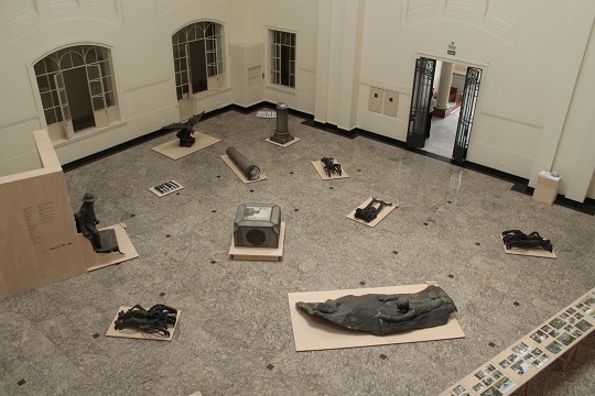 A exposição Memória da Amnésia reúne 16 fragmentos de monumentos que um dia ornaram o espaço público da capital paulista.