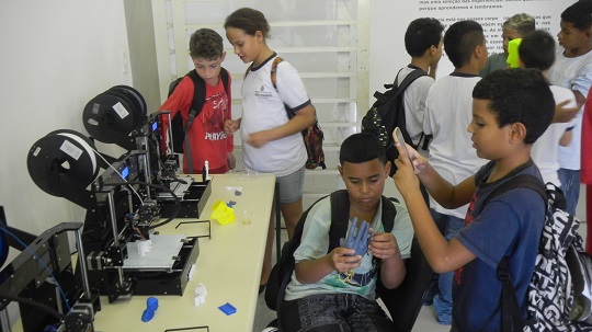 O projeto Fab Lab Livre SP proporciona aos estudantes da rede pública acesso à máquinas de produção digital para o desenvolvimento de produtos.