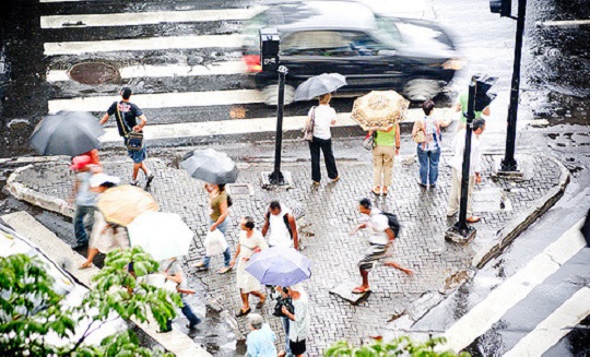 Estimular os pedestres a caminharem pelo espaço urbano é uma maneira de construir cidades sustentáveis, resilientes e educadoras.