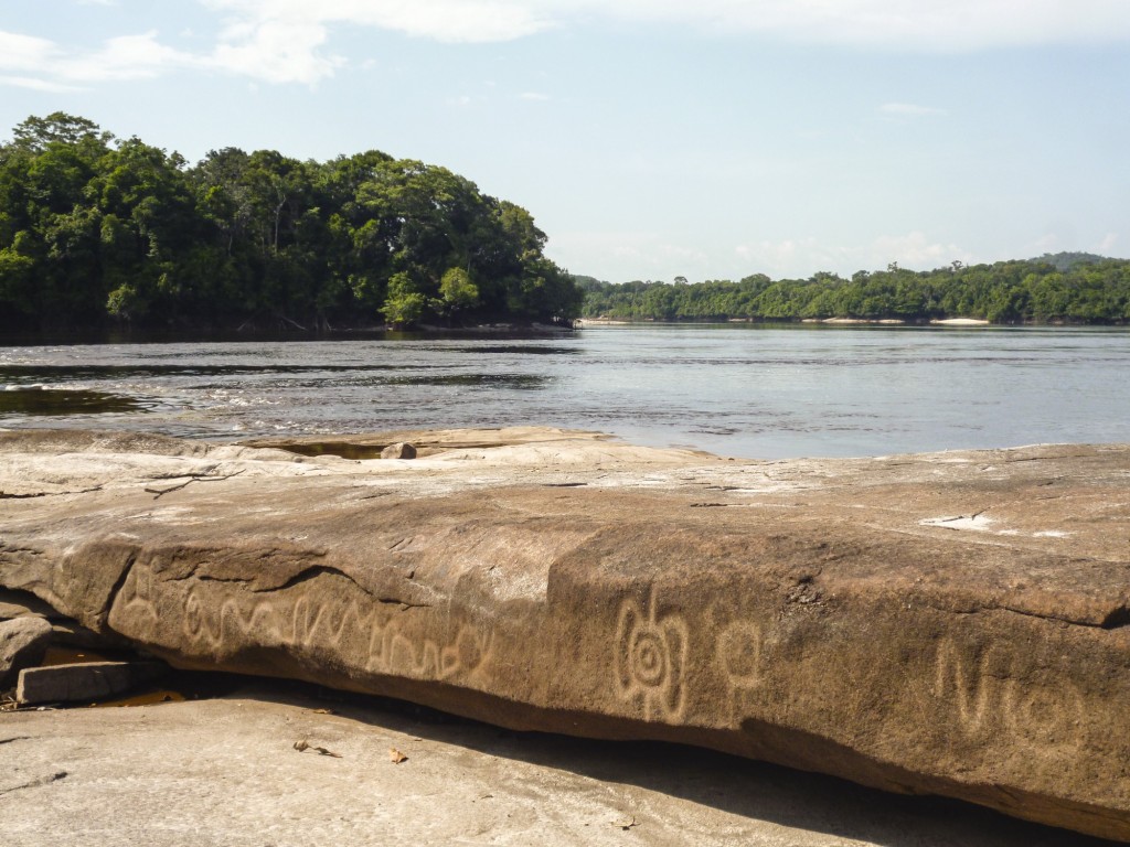 petróglifos desenhos em pedras fotografados na cartografia