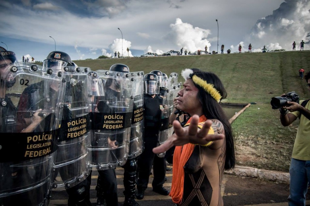 líder indígena protesta contra polícia militar 