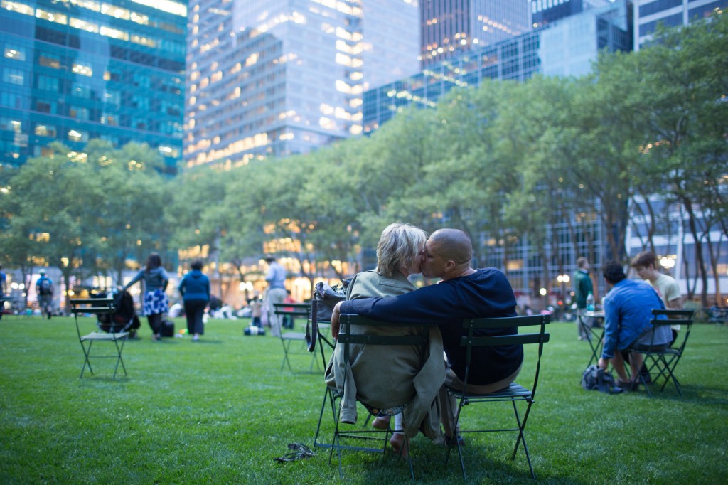 casal em parque 