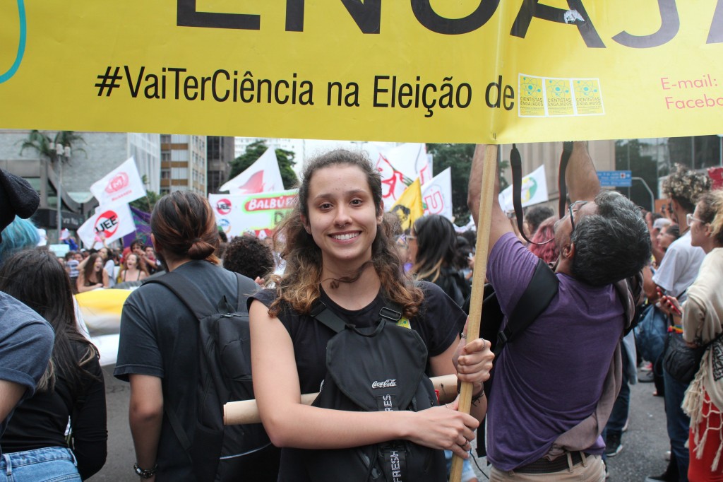 estudante cientista na manifestação 