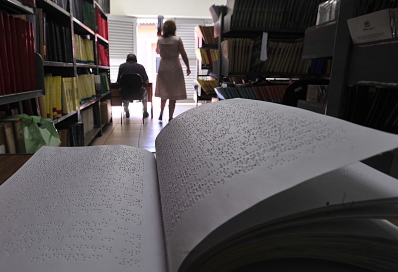 livro em braile dentro de uma biblioteca no brasil 