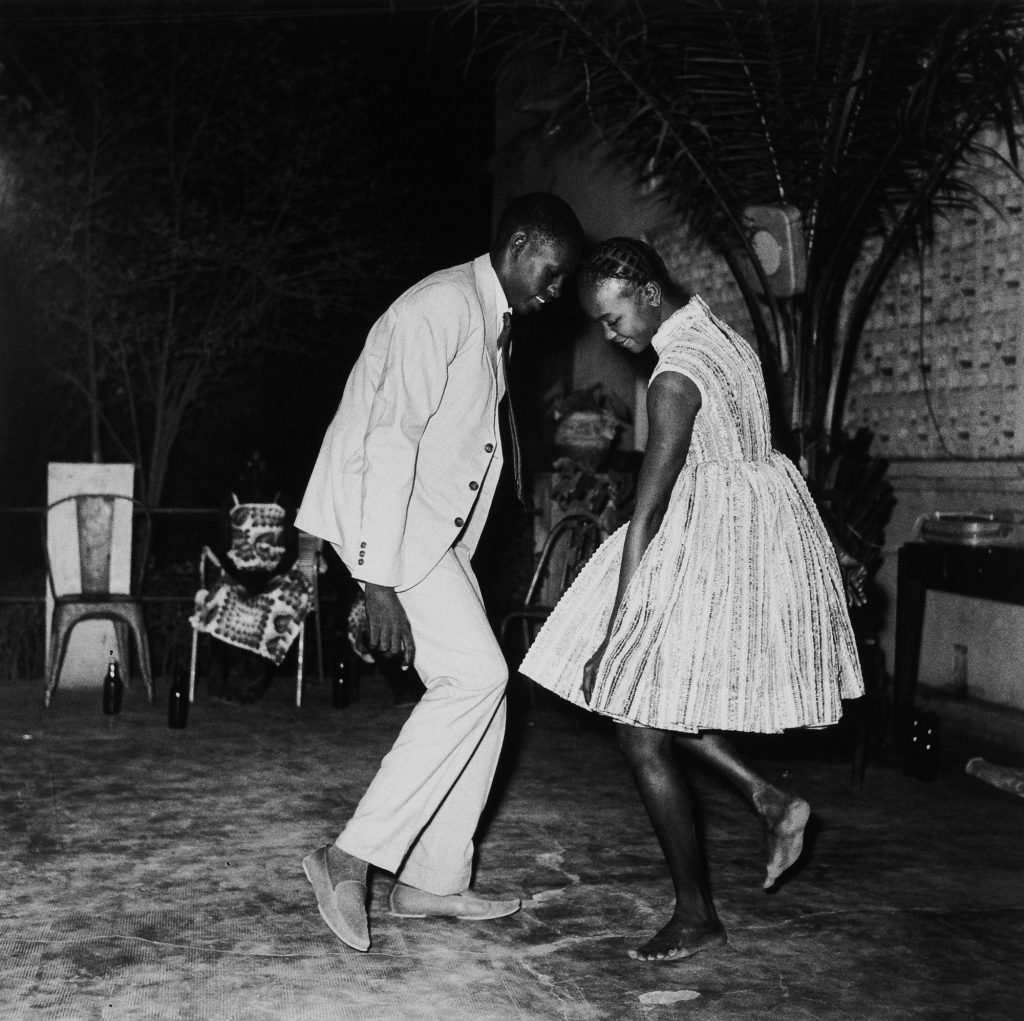 Malick Sidibé foto de casal dançando à noite 