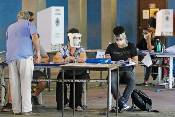 mesários com máscara na votação de covid-19