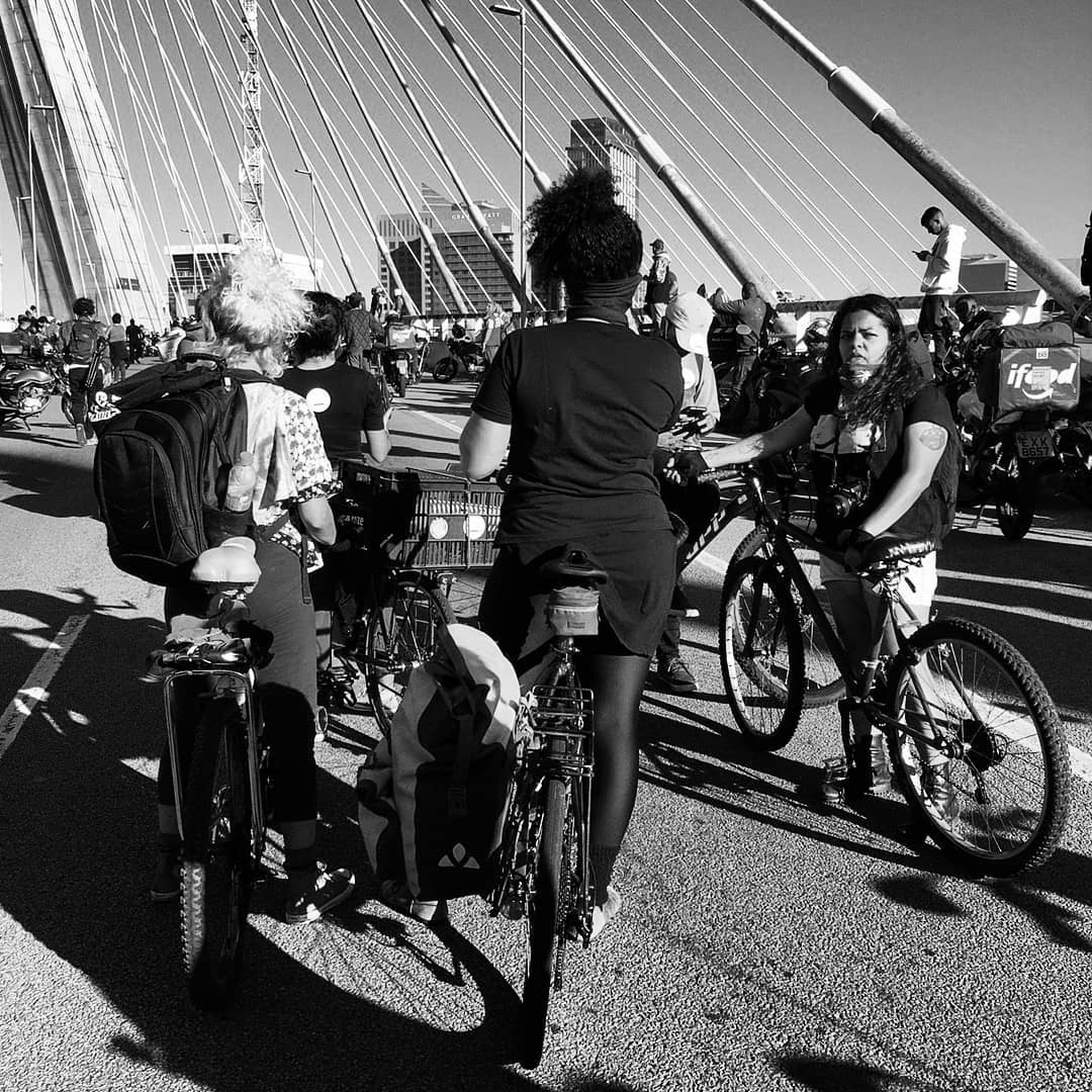 Coletivo Señoritas Courier luta pelo direito à cidade para mulheres ciclistas e para as que trabalham com entregas. A foto é manifestação Breque dos Apps, onde entregadores protestavam por direitos / Foto gentilmente cedida pelo coletivo. A autoria é de Ricardo Neres Machado. 